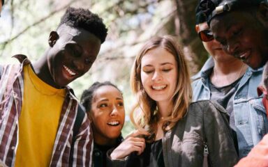 مجموعة من الطلاب يبتسمون