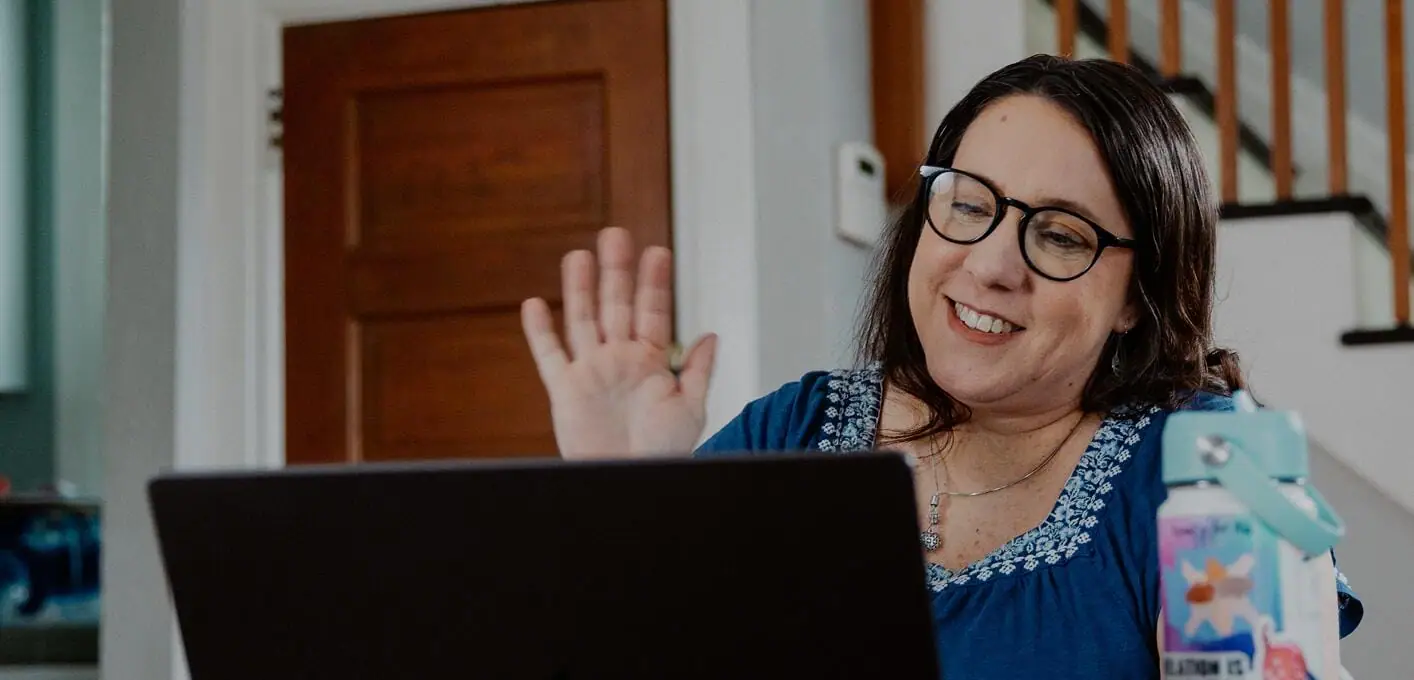 معلمة تعمل مع حاسوبها المحمول