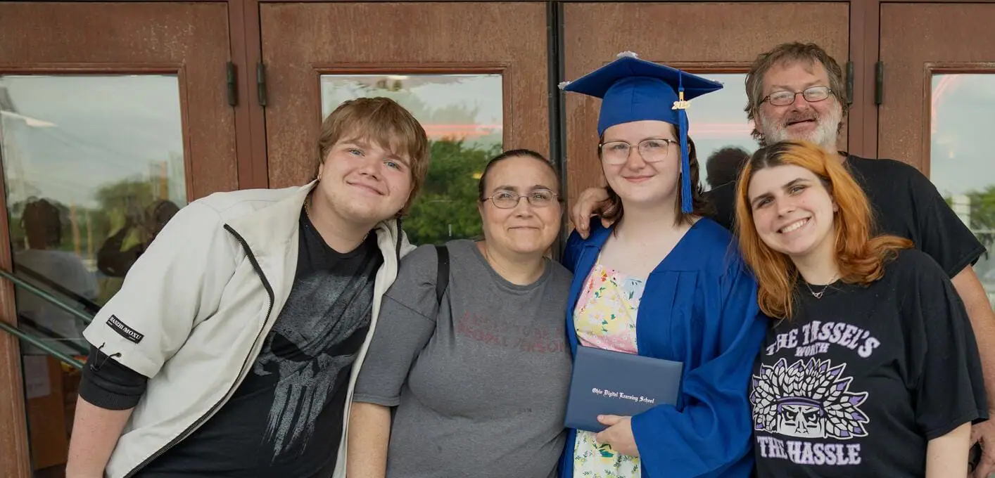 طالبة متخرجة مع عائلتها