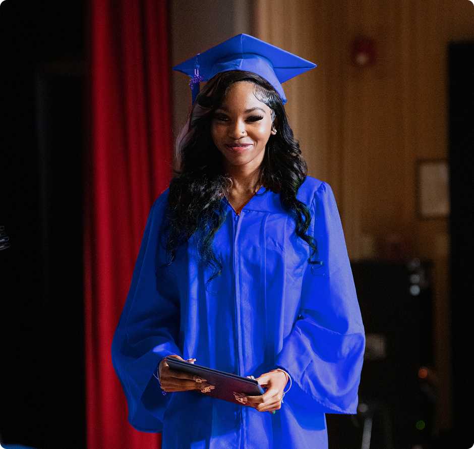 الطالبة المتخرجة في حفل تخرجها