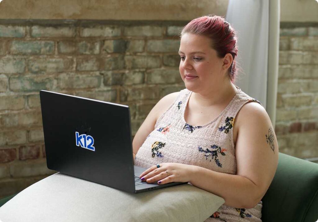 طالبة تعمل على حاسوبها المحمول 