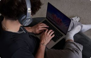 صبي يكتب في الكمبيوتر المحمول