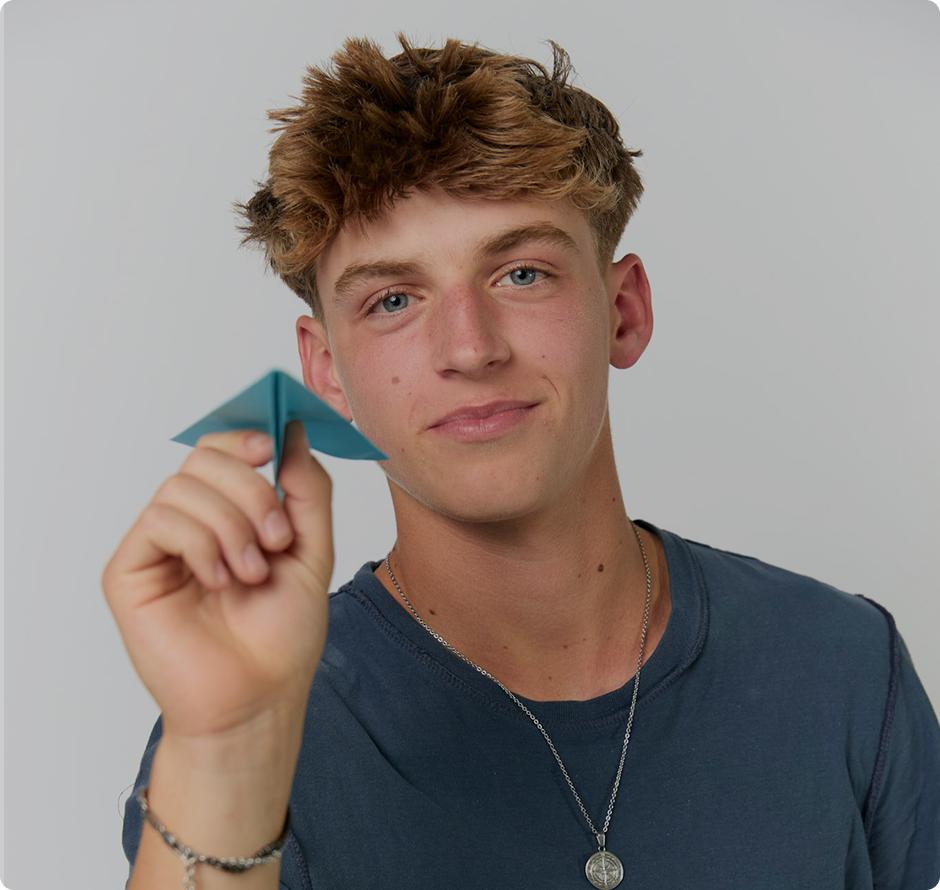 صبي مع طائرة ورقية