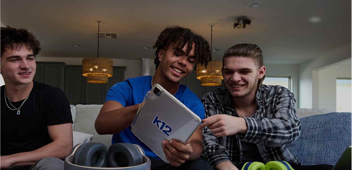 الطلاب الذين يستخدمون الكمبيوتر اللوحي