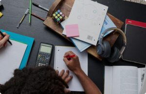 اللوازم المدرسية