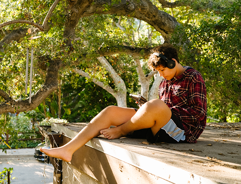 صبي يستمع إلى الموسيقى