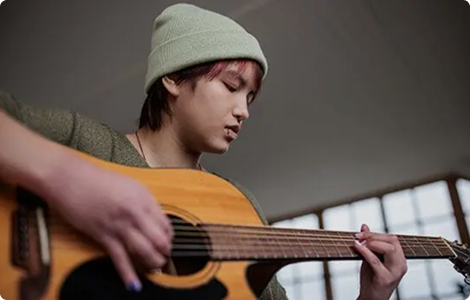 صبي يعزف على الجيتار