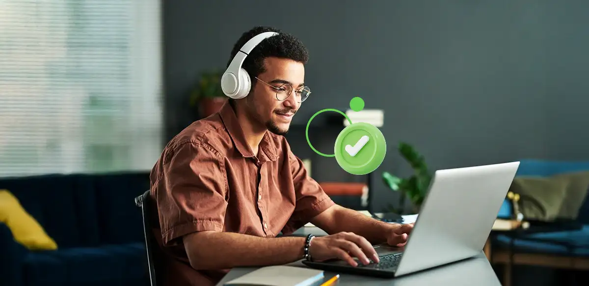 طالب يرتدي سماعات رأس بيضاء